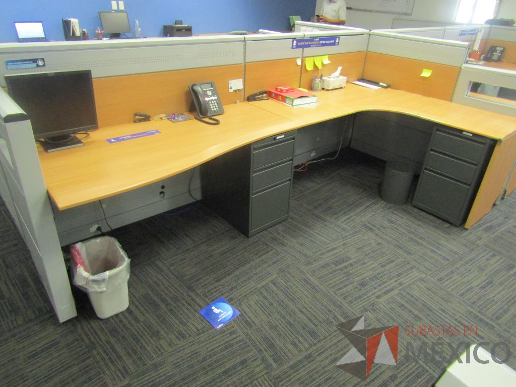 Lote 016 - Estación de trabajo para 8 personas con 8 archiveros de 3 cajones. - Imagen 2