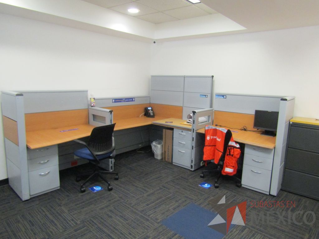 Lote 019 - Estación de trabajo para 3 personas con 3 archiveros de 3 cajones. - Imagen 2