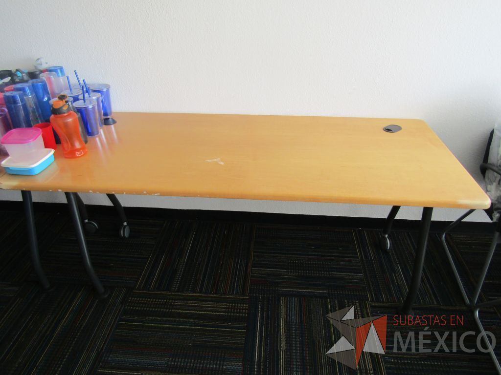 Lote 027 - 3 Mesa de apoyo con 2 patas con ruedas y 2 patas fijas - Imagen 2