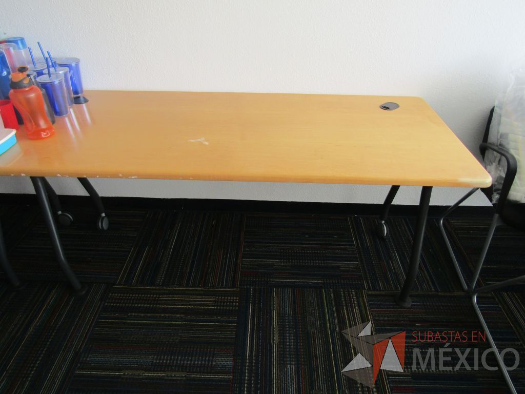 Lote 027 - 3 Mesa de apoyo con 2 patas con ruedas y 2 patas fijas