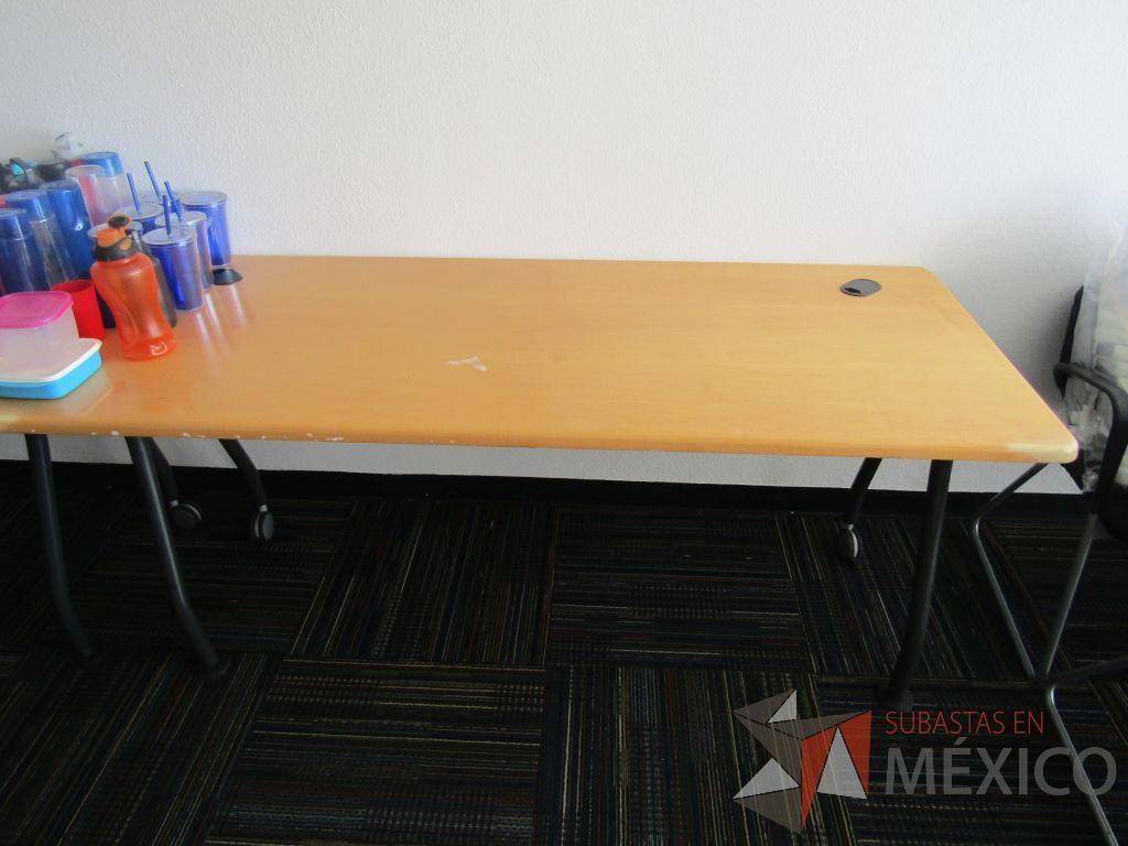Lote 027 - 3 Mesa de apoyo con 2 patas con ruedas y 2 patas fijas - Imagen 3