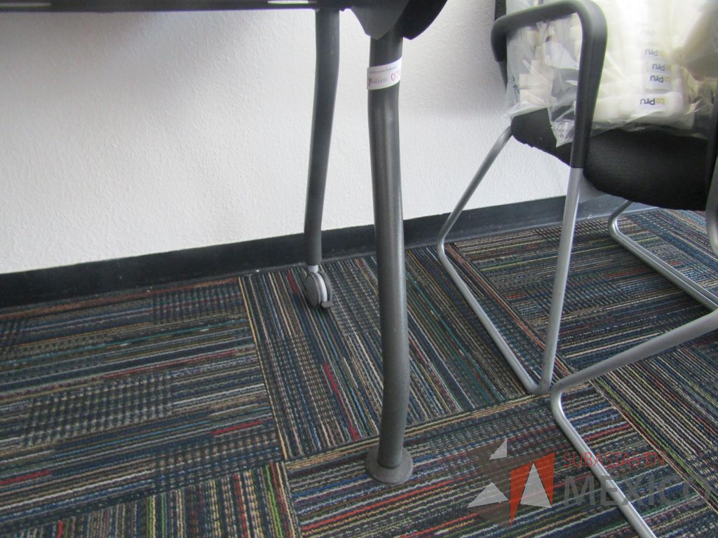 Lote 027 - 3 Mesa de apoyo con 2 patas con ruedas y 2 patas fijas - Imagen 4