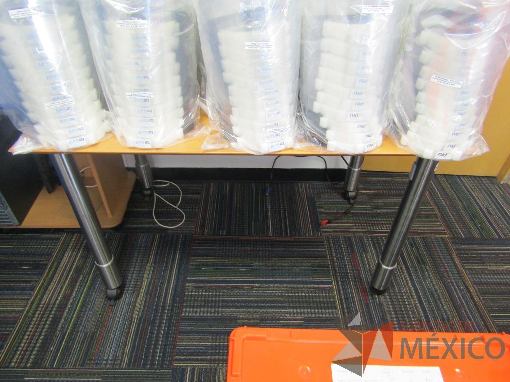 Lote 029 - Mesa de apoyo con 2 patas con ruedas y 2 patas fijas. - Imagen 2
