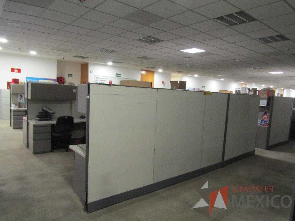 Lote 007 - Estación de trabajo para 16 personas con mampara alta con 16 gavetas - Imagen 3