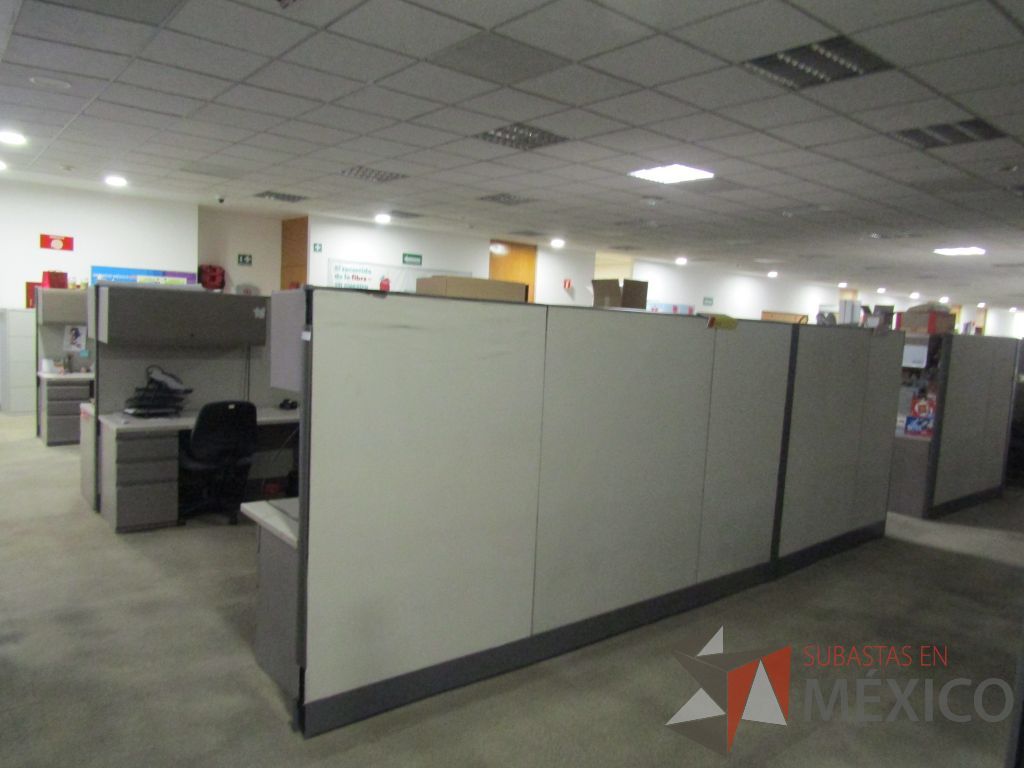Lote 007 - Estación de trabajo para 16 personas con mampara alta con 16 gavetas - Imagen 4