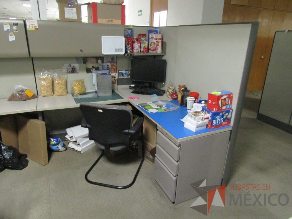 Lote 007 - Estación de trabajo para 16 personas con mampara alta con 16 gavetas - Imagen 6