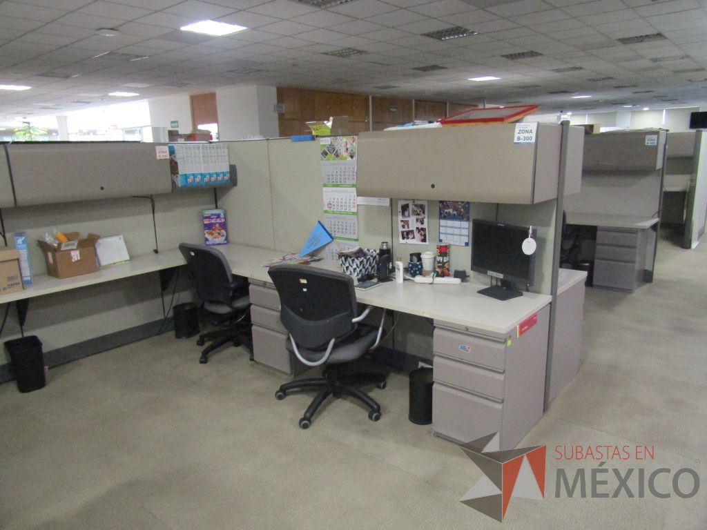 Lote 007 - Estación de trabajo para 16 personas con mampara alta con 16 gavetas - Imagen 17