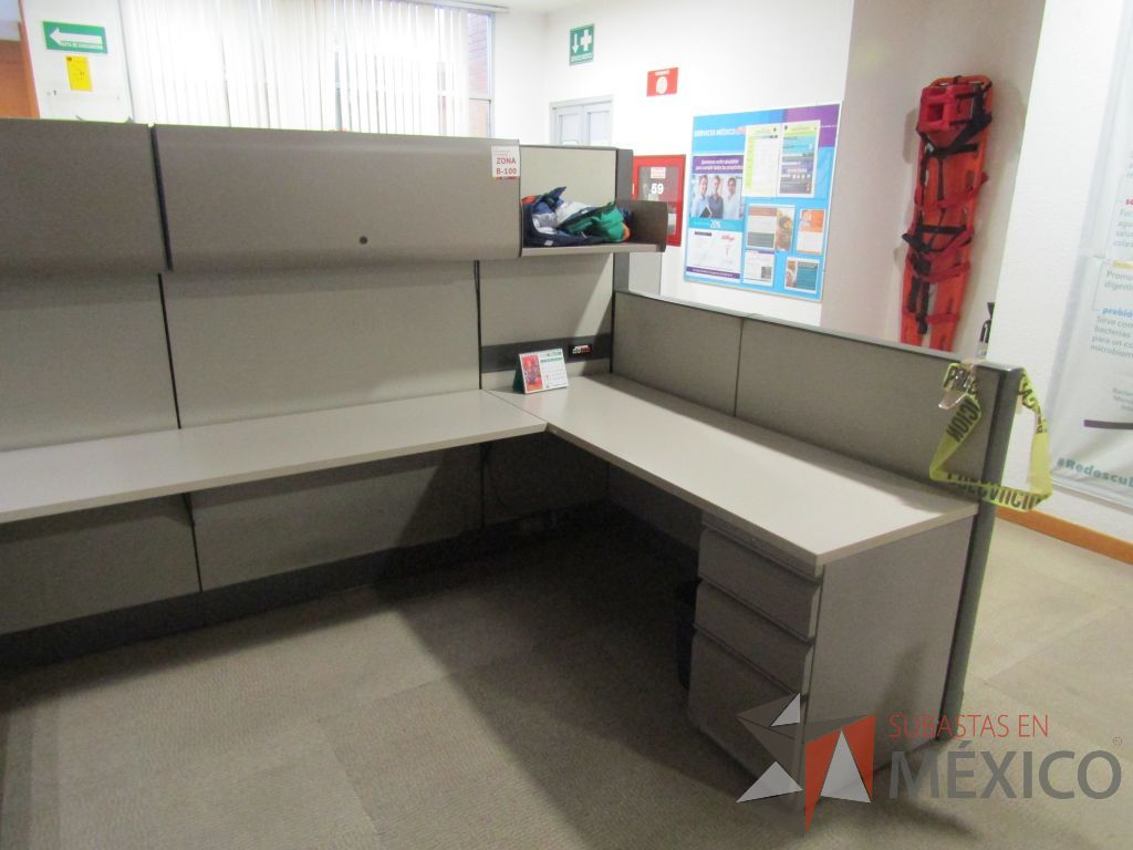 Lote 007 - Estación de trabajo para 16 personas con mampara alta con 16 gavetas - Imagen 20