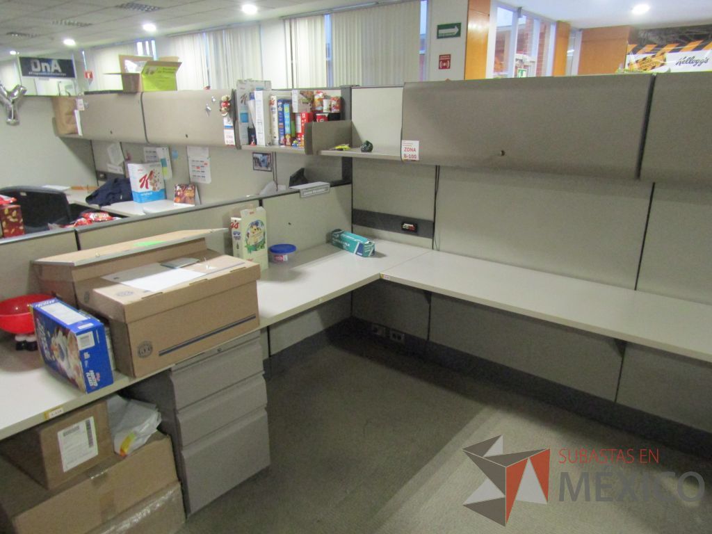 Lote 007 - Estación de trabajo para 16 personas con mampara alta con 16 gavetas - Imagen 30