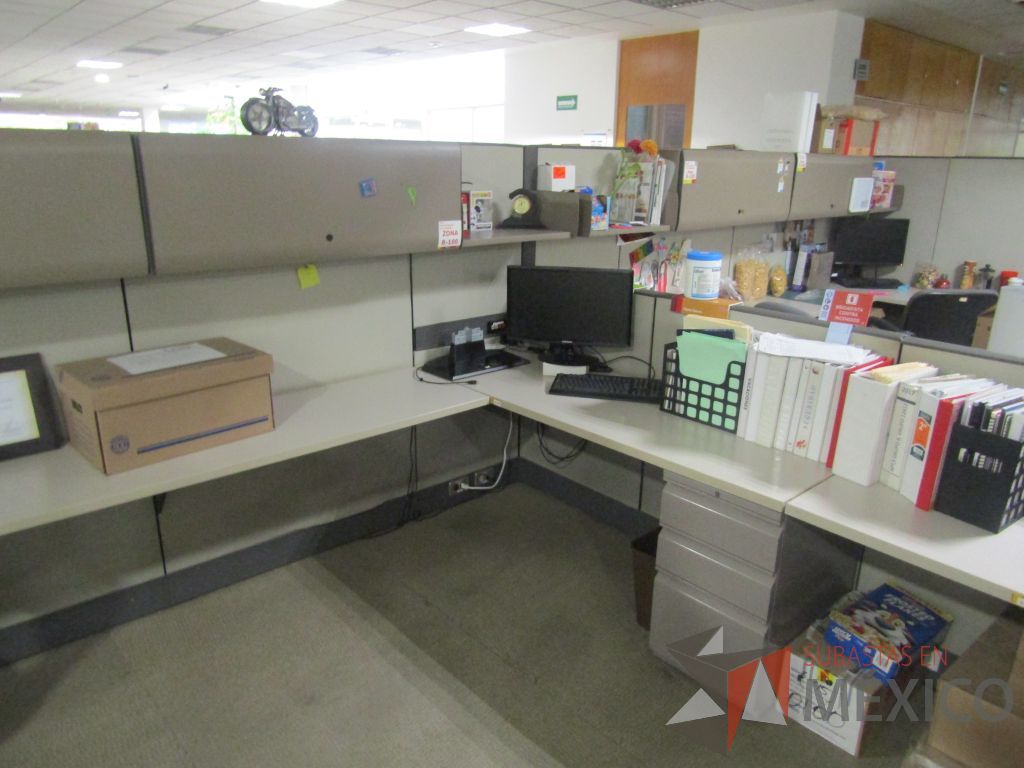 Lote 007 - Estación de trabajo para 16 personas con mampara alta con 16 gavetas - Imagen 22