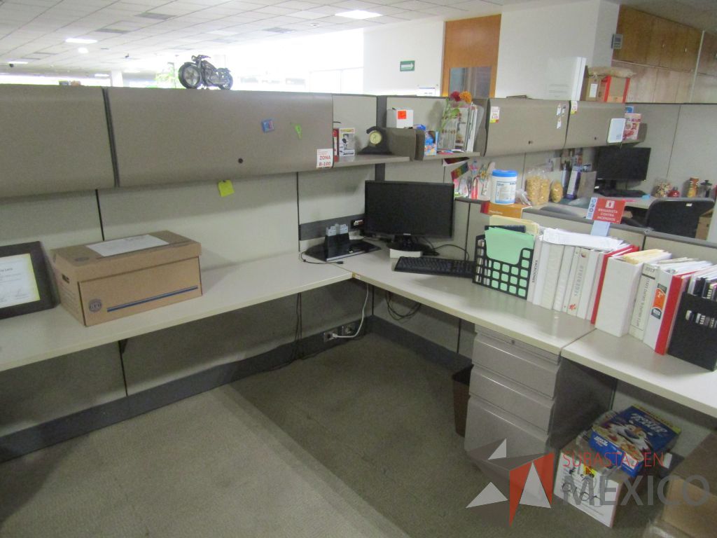 Lote 007 - Estación de trabajo para 16 personas con mampara alta con 16 gavetas - Imagen 23