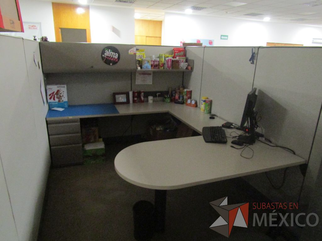 Lote 008 - Estación de trabajo para 8 personas con mampara alta con 8 gavetas - Imagen 2