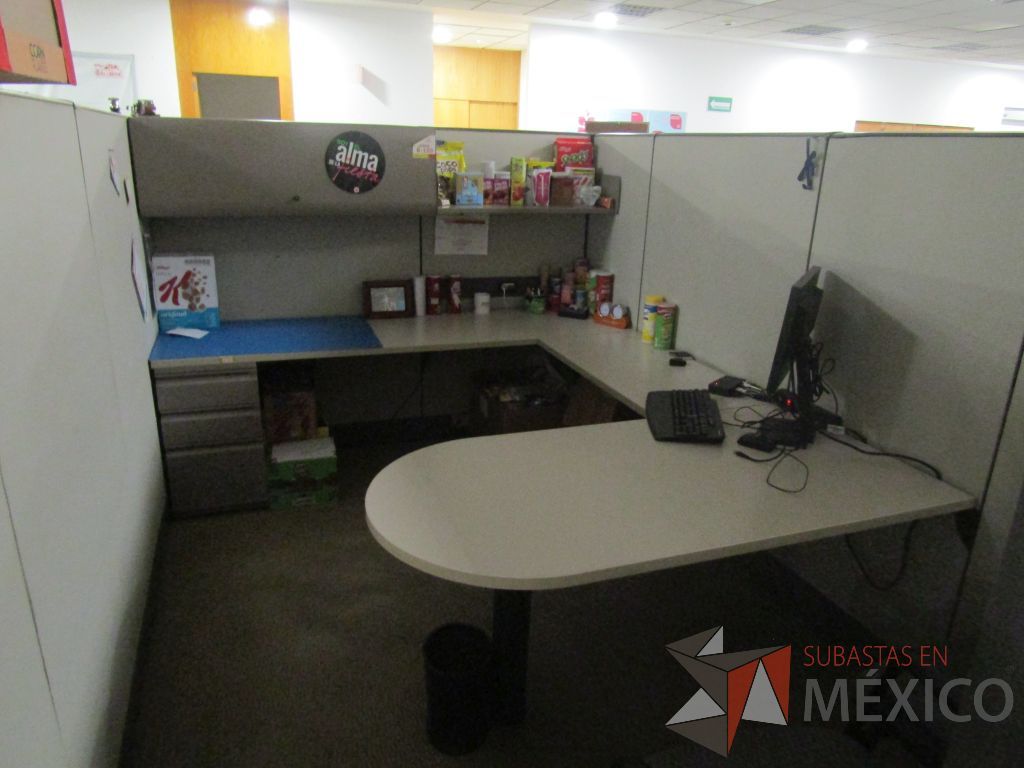 Lote 008 - Estación de trabajo para 8 personas con mampara alta con 8 gavetas - Imagen 3