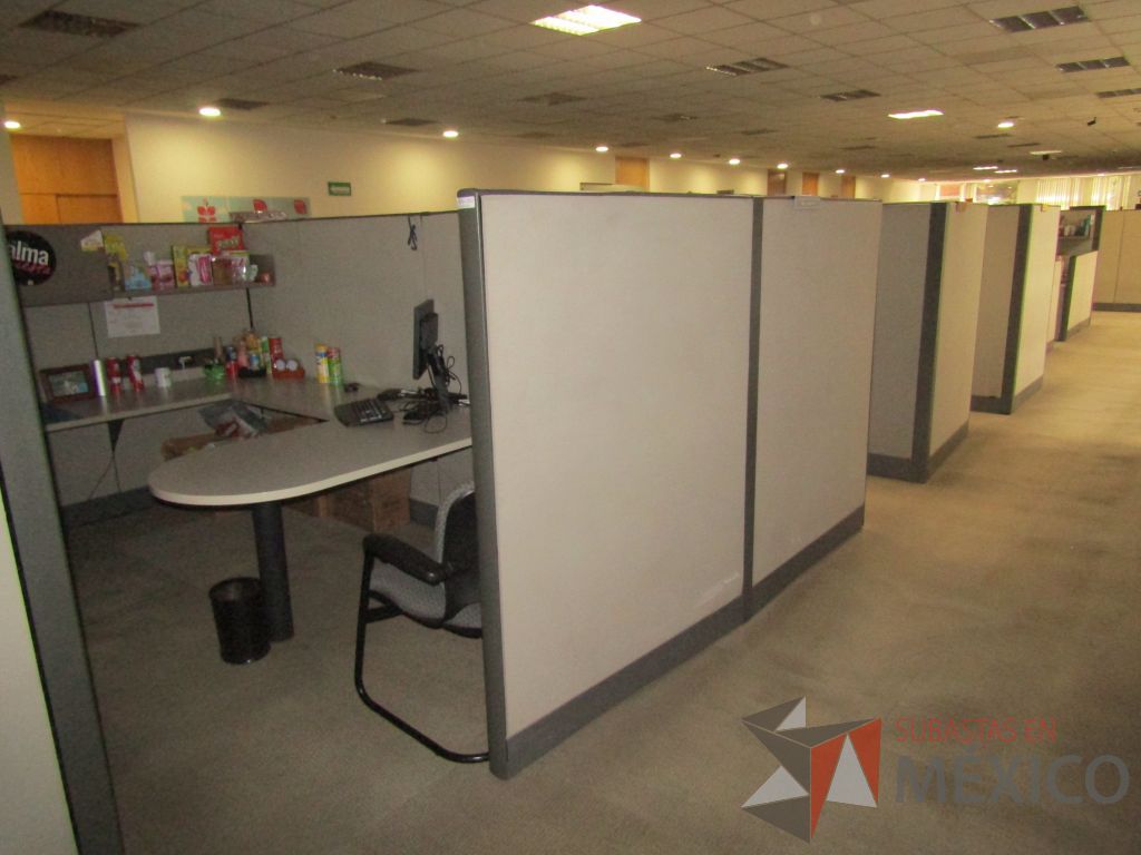 Lote 008 - Estación de trabajo para 8 personas con mampara alta con 8 gavetas - Imagen 5