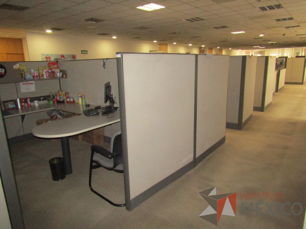 Lote 008 - Estación de trabajo para 8 personas con mampara alta con 8 gavetas - Imagen 25