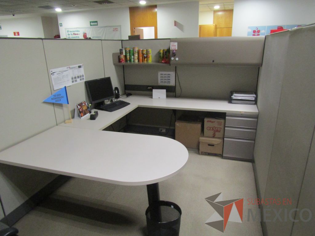 Lote 008 - Estación de trabajo para 8 personas con mampara alta con 8 gavetas - Imagen 9