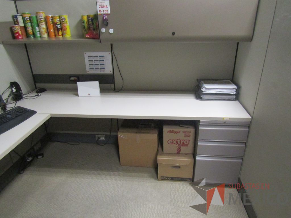 Lote 008 - Estación de trabajo para 8 personas con mampara alta con 8 gavetas - Imagen 26
