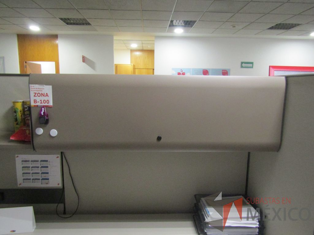 Lote 008 - Estación de trabajo para 8 personas con mampara alta con 8 gavetas - Imagen 27