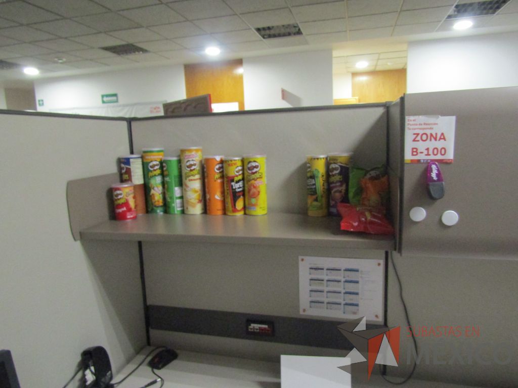 Lote 008 - Estación de trabajo para 8 personas con mampara alta con 8 gavetas - Imagen 14