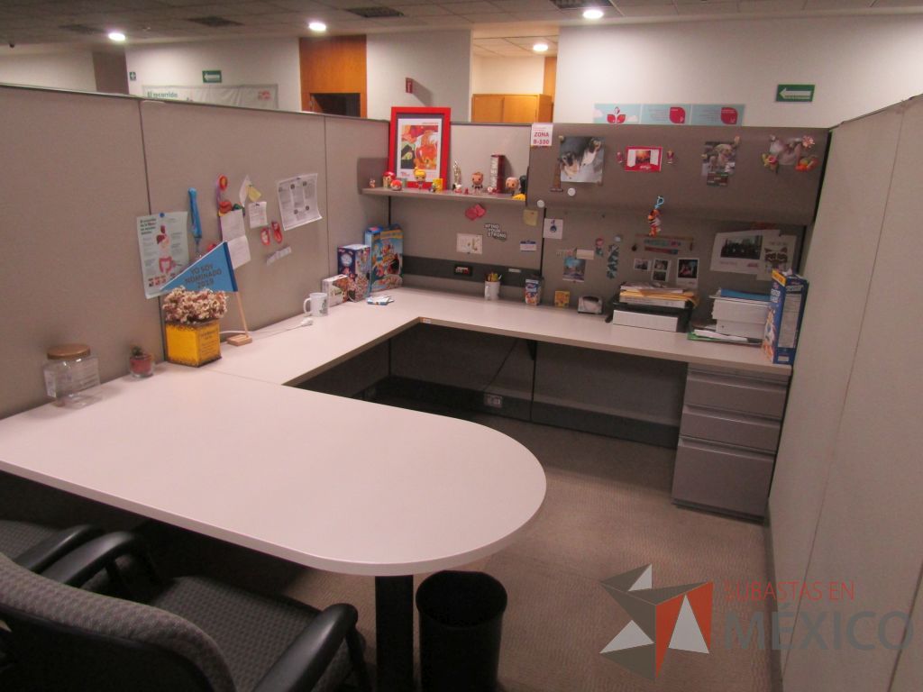 Lote 008 - Estación de trabajo para 8 personas con mampara alta con 8 gavetas - Imagen 15