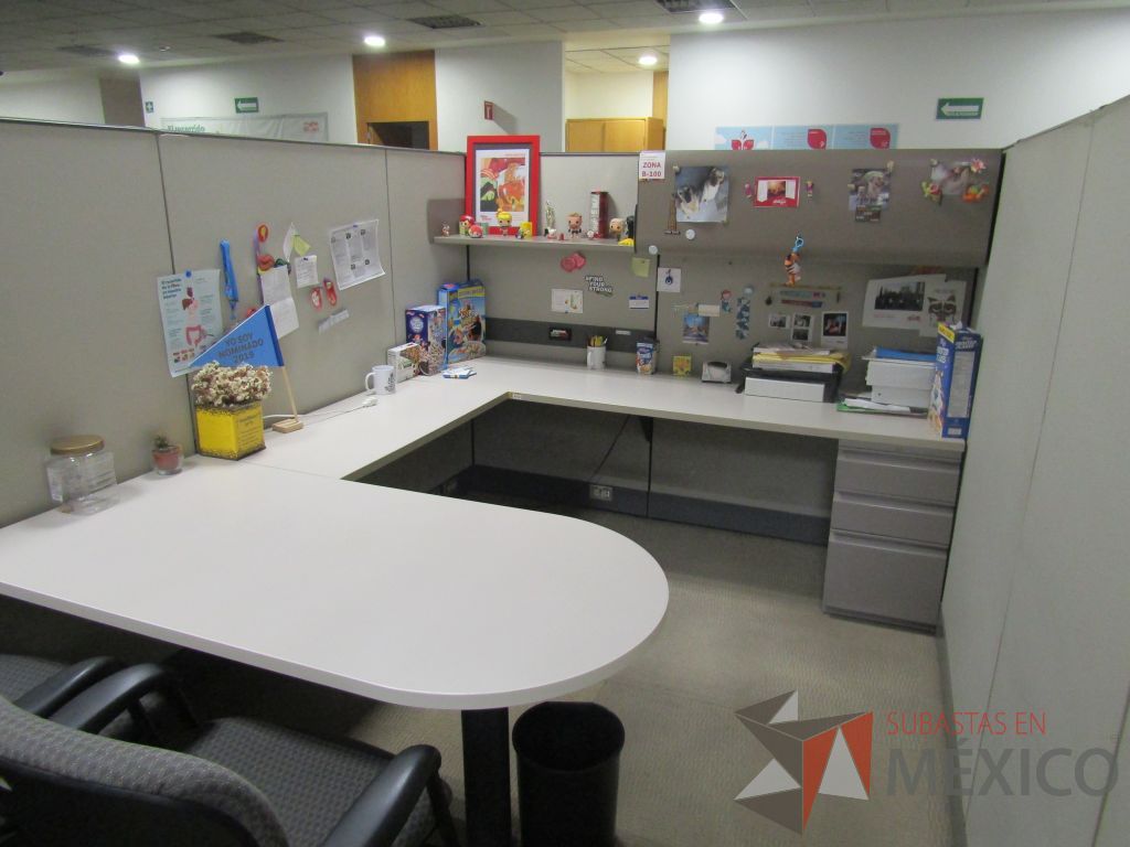 Lote 008 - Estación de trabajo para 8 personas con mampara alta con 8 gavetas - Imagen 16