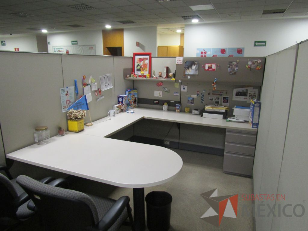 Lote 008 - Estación de trabajo para 8 personas con mampara alta con 8 gavetas - Imagen 17