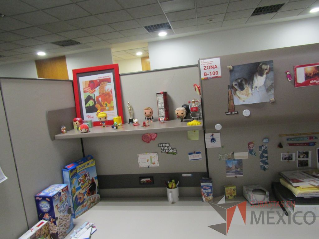 Lote 008 - Estación de trabajo para 8 personas con mampara alta con 8 gavetas - Imagen 19