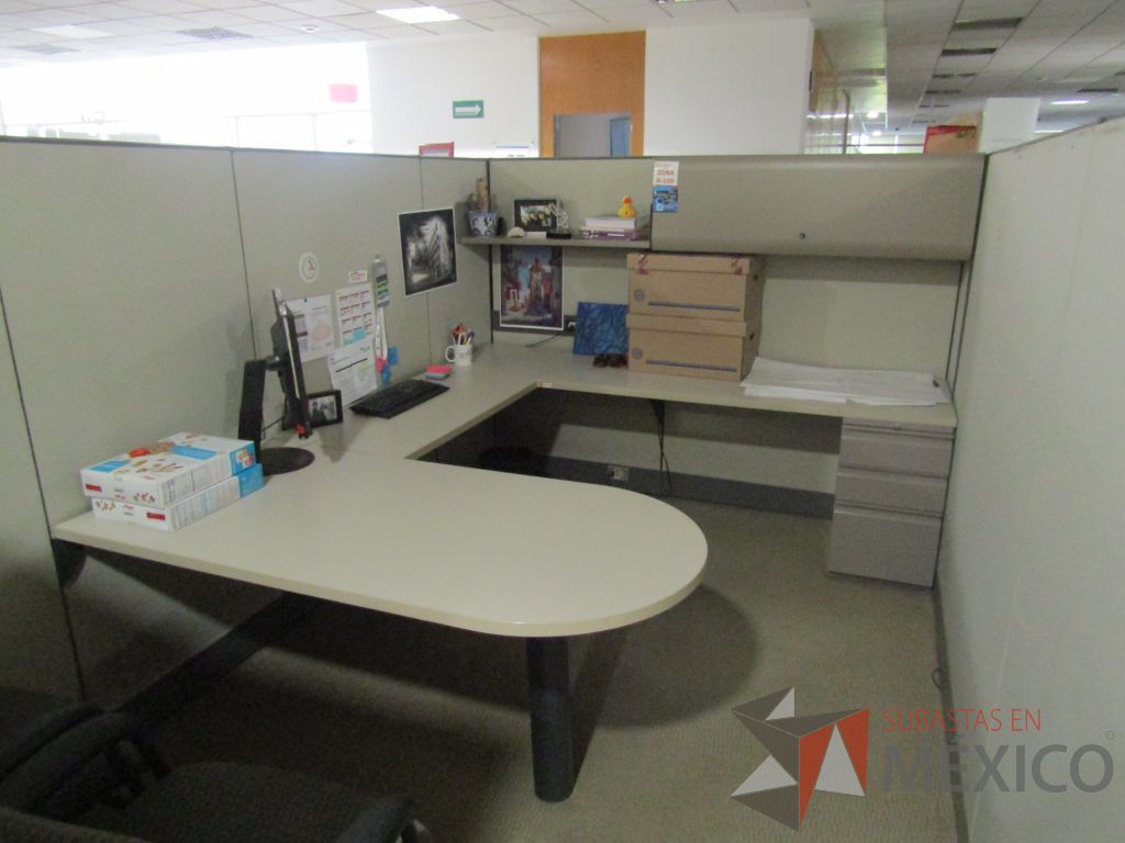 Lote 008 - Estación de trabajo para 8 personas con mampara alta con 8 gavetas - Imagen 29
