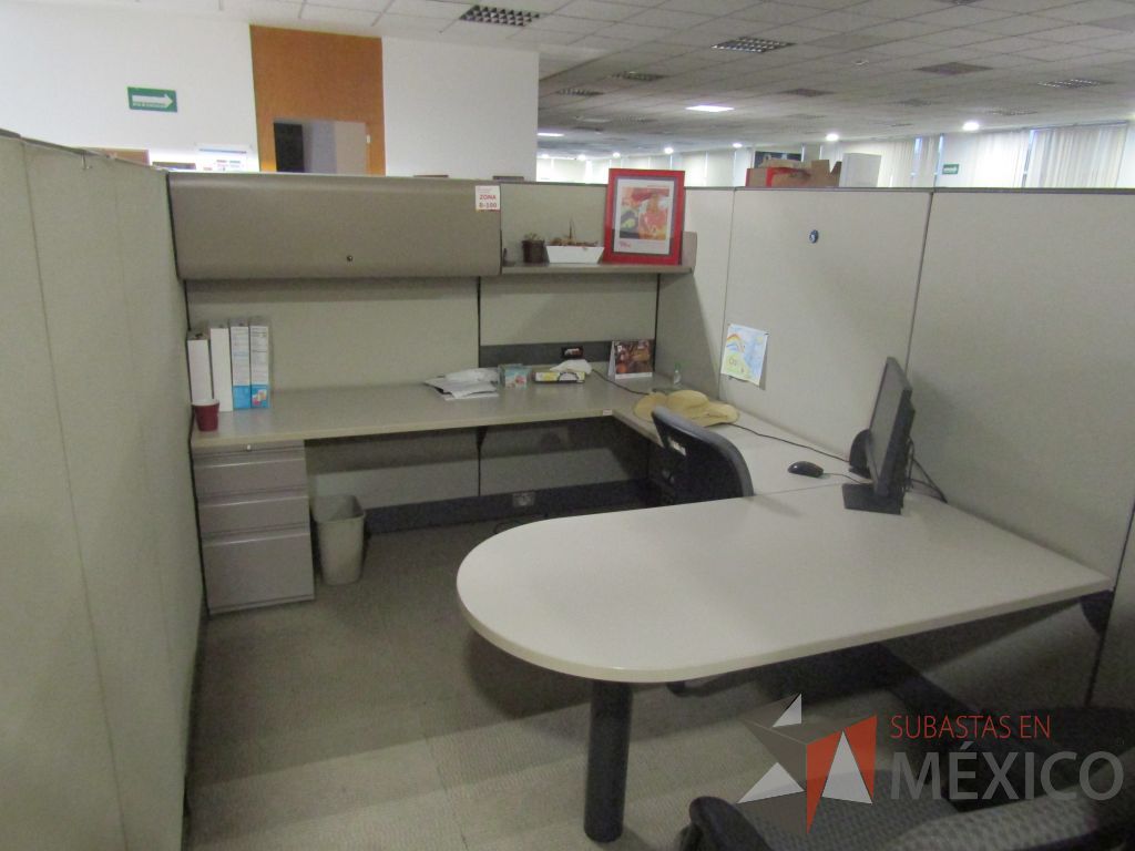 Lote 008 - Estación de trabajo para 8 personas con mampara alta con 8 gavetas - Imagen 22