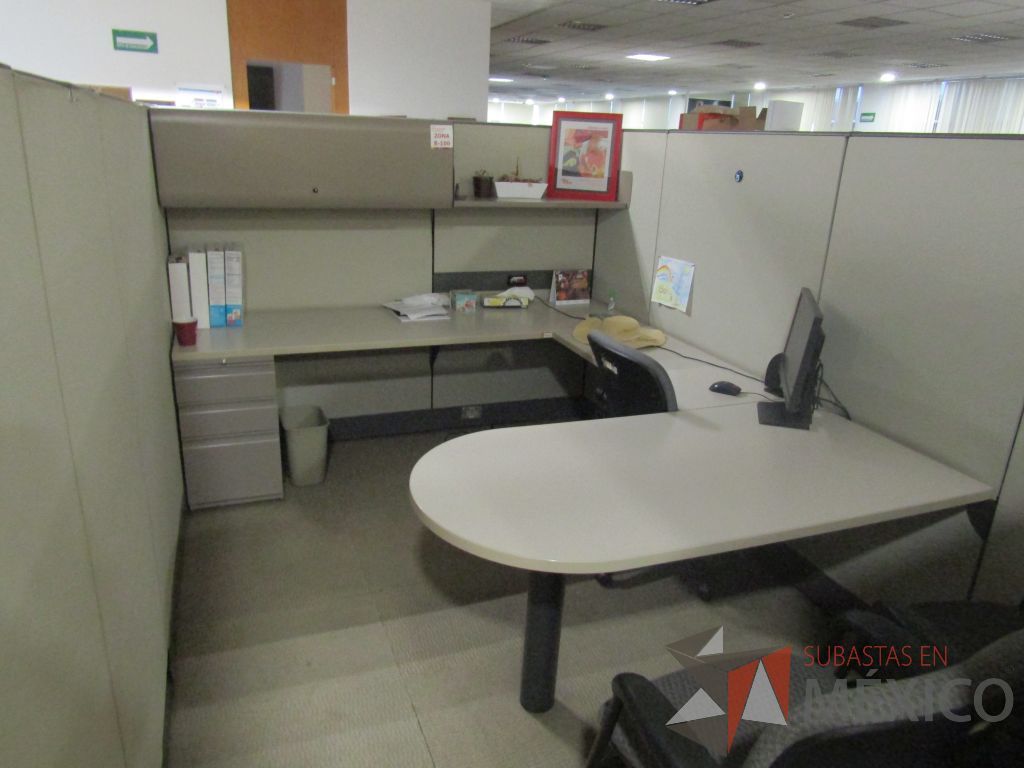 Lote 008 - Estación de trabajo para 8 personas con mampara alta con 8 gavetas - Imagen 23