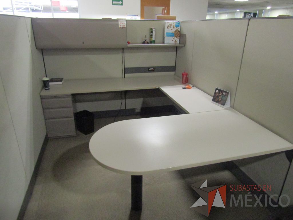 Lote 008 - Estación de trabajo para 8 personas con mampara alta con 8 gavetas - Imagen 30