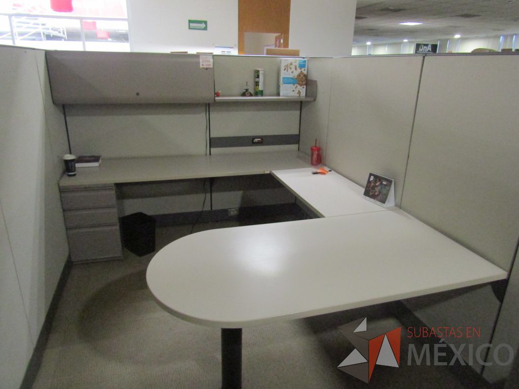 Lote 008 - Estación de trabajo para 8 personas con mampara alta con 8 gavetas - Imagen 34