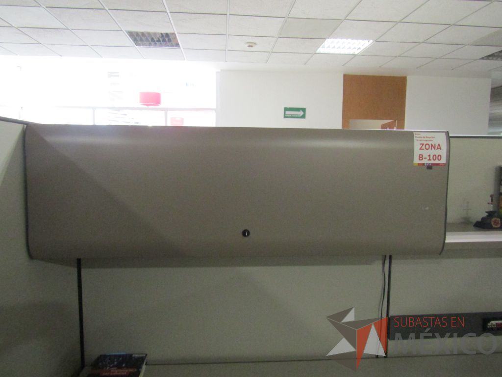 Lote 008 - Estación de trabajo para 8 personas con mampara alta con 8 gavetas - Imagen 32
