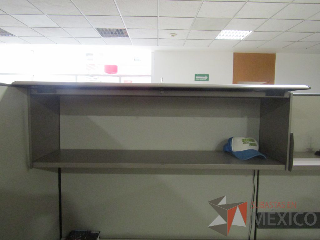 Lote 008 - Estación de trabajo para 8 personas con mampara alta con 8 gavetas - Imagen 39