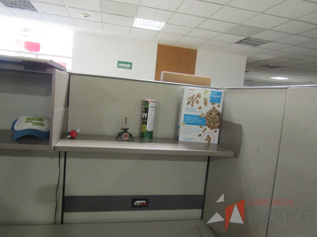 Lote 008 - Estación de trabajo para 8 personas con mampara alta con 8 gavetas - Imagen 40