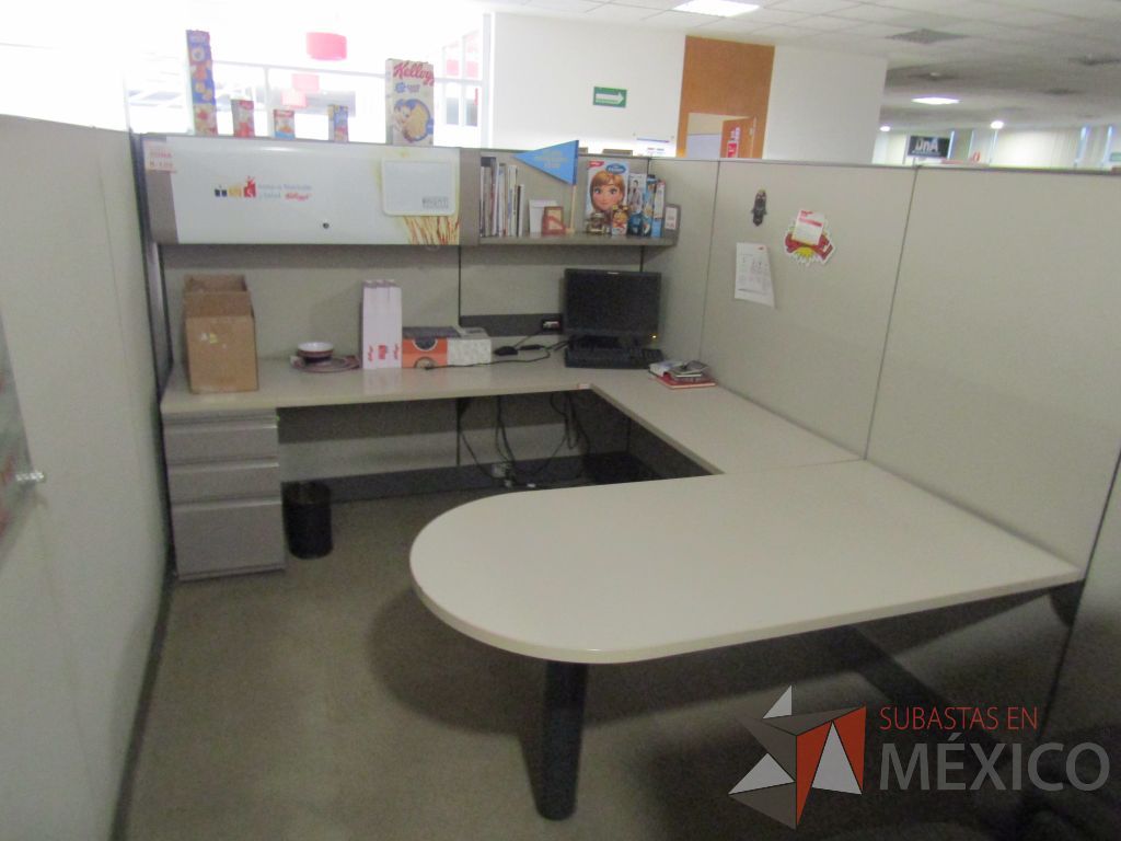 Lote 008 - Estación de trabajo para 8 personas con mampara alta con 8 gavetas - Imagen 41