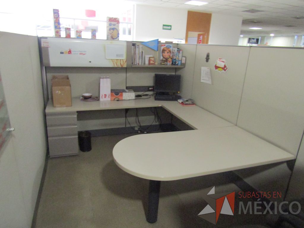 Lote 008 - Estación de trabajo para 8 personas con mampara alta con 8 gavetas - Imagen 42