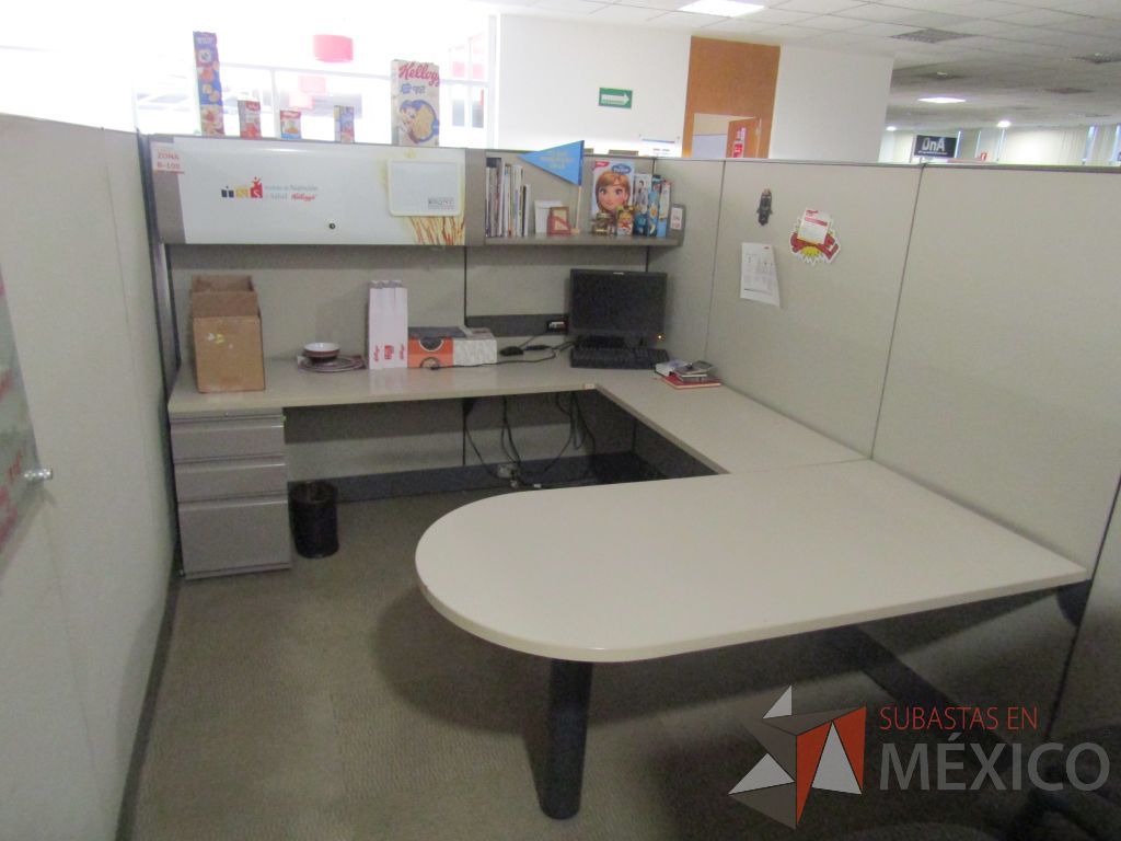 Lote 008 - Estación de trabajo para 8 personas con mampara alta con 8 gavetas - Imagen 33