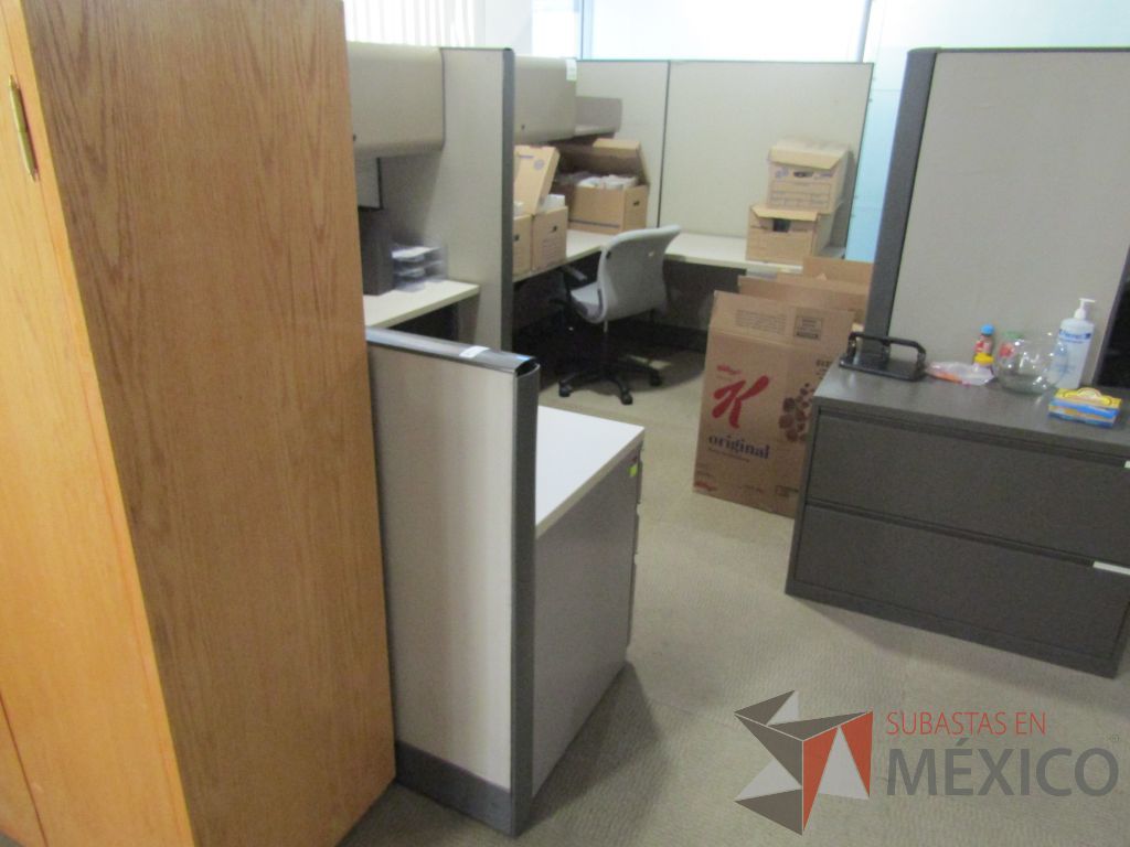 Lote 011 - Estación de trabajo para 7 personas con mampara alta con 7 gavetas - Imagen 3