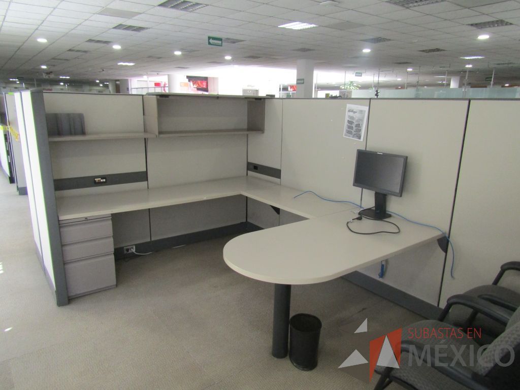 Lote 015 - Estación de trabajo para 13 personas de mampara alta con 13 gavetas - Imagen 16