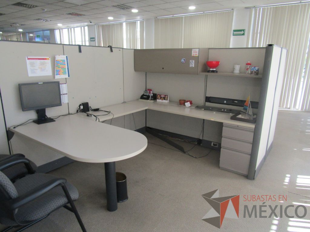 Lote 015 - Estación de trabajo para 13 personas de mampara alta con 13 gavetas - Imagen 19