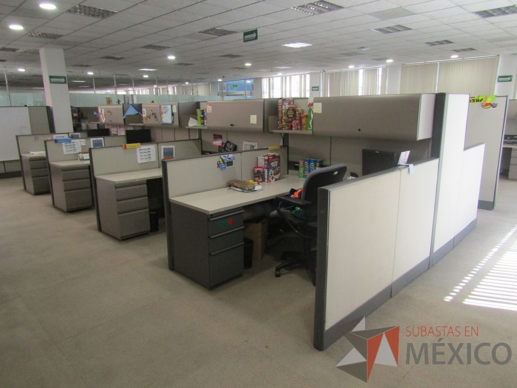 Lote 016 - Estación de trabajo para 8 personas con mampara alta con 8 gavetas - Imagen 5