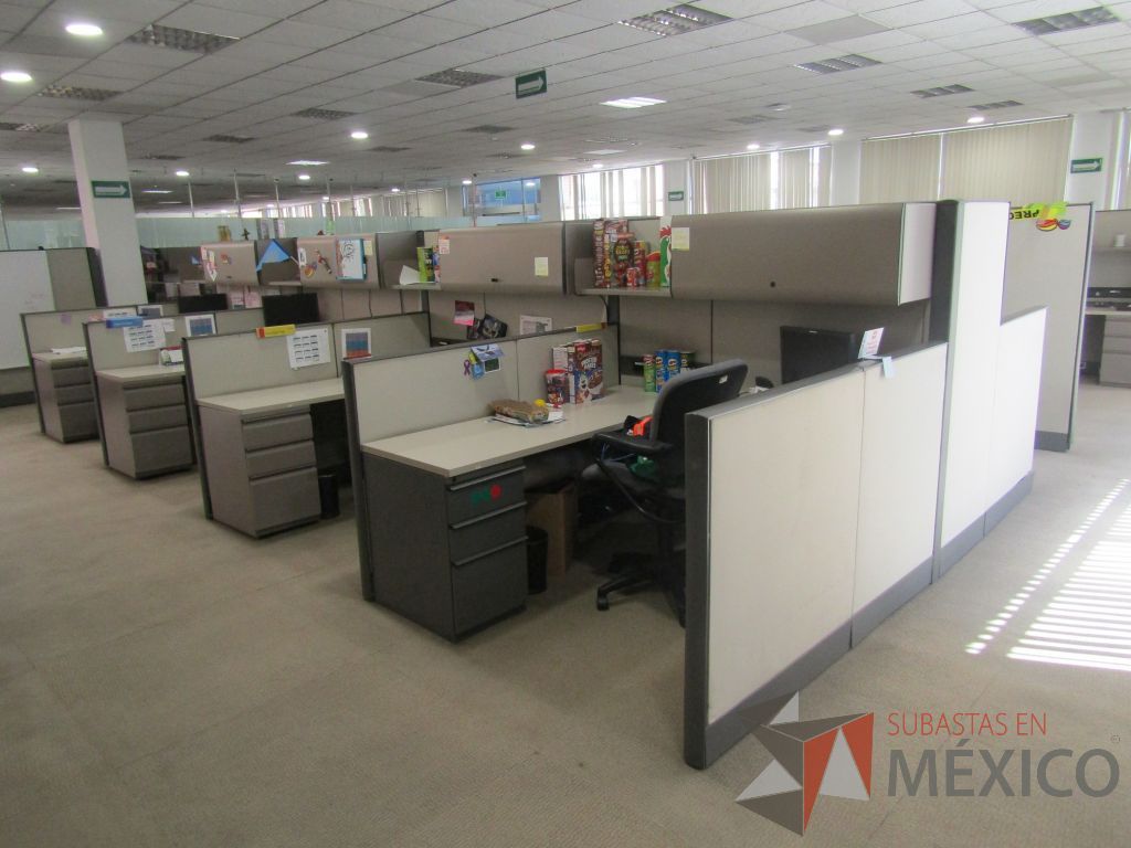Lote 016 - Estación de trabajo para 8 personas con mampara alta con 8 gavetas - Imagen 6