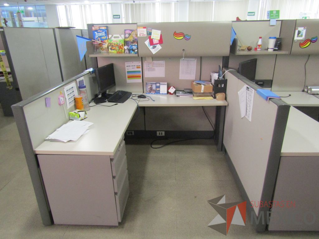 Lote 016 - Estación de trabajo para 8 personas con mampara alta con 8 gavetas - Imagen 8