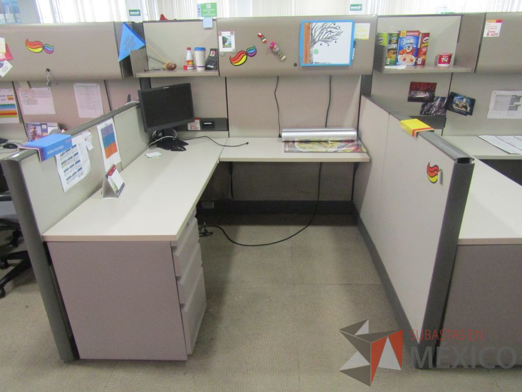 Lote 016 - Estación de trabajo para 8 personas con mampara alta con 8 gavetas - Imagen 9