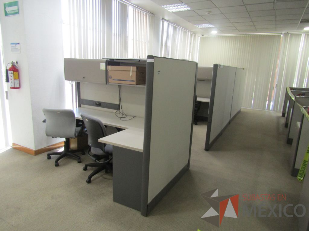 Lote 017 - Estación de trabajo para 3 personas de mampara alta con 3 gavetas - Imagen 3