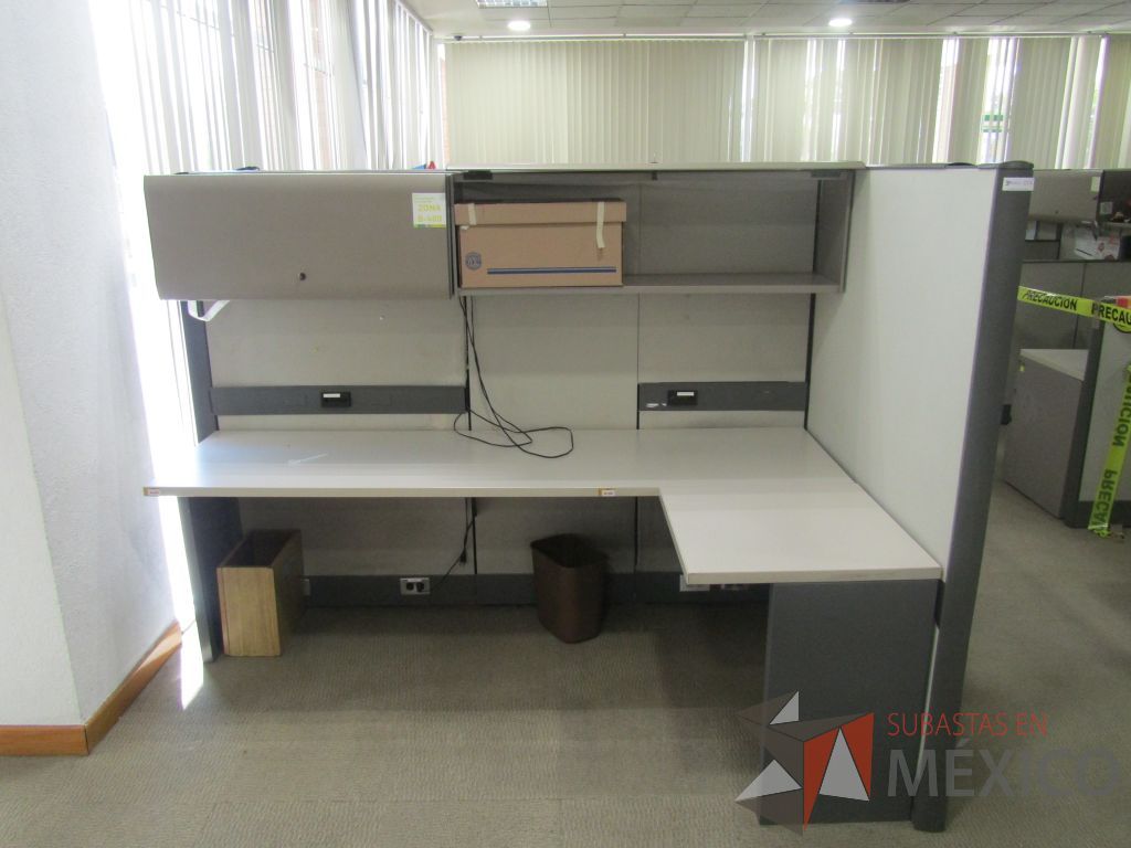 Lote 017 - Estación de trabajo para 3 personas de mampara alta con 3 gavetas - Imagen 6