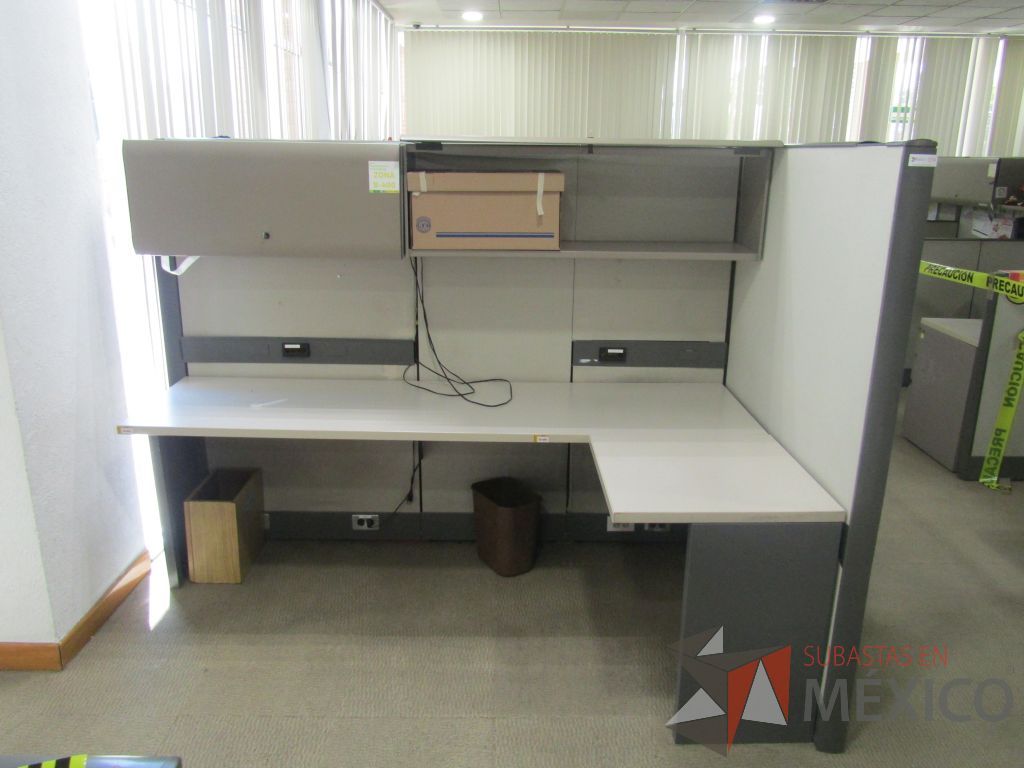 Lote 017 - Estación de trabajo para 3 personas de mampara alta con 3 gavetas - Imagen 7