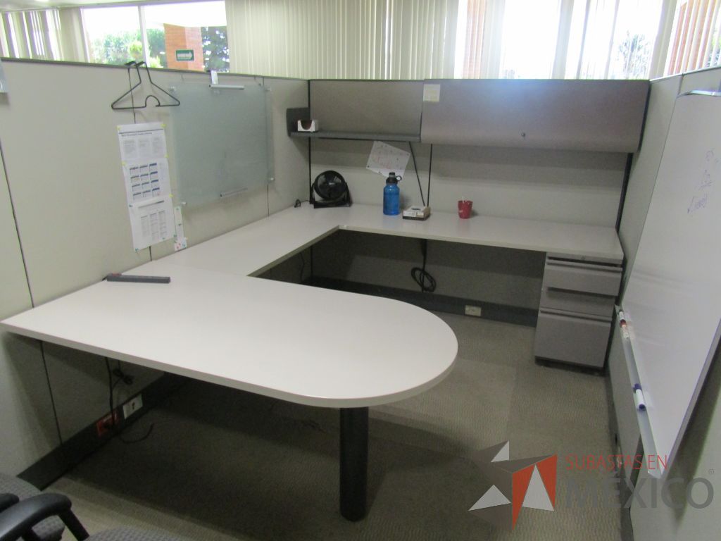 Lote 018 - Estación de trabajo para 14 personas con mampara alta con 13 gavetas - Imagen 8