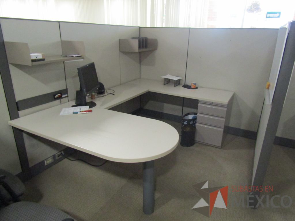 Lote 018 - Estación de trabajo para 14 personas con mampara alta con 13 gavetas - Imagen 11